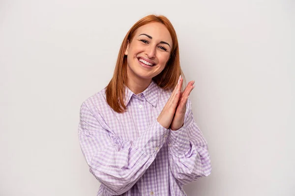 Mujer Joven Caucásica Aislada Sobre Fondo Blanco Sintiéndose Enérgica Cómoda — Foto de Stock