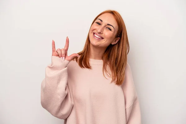 Mulher Branca Jovem Isolado Fundo Branco Mostrando Gesto Chifres Como — Fotografia de Stock