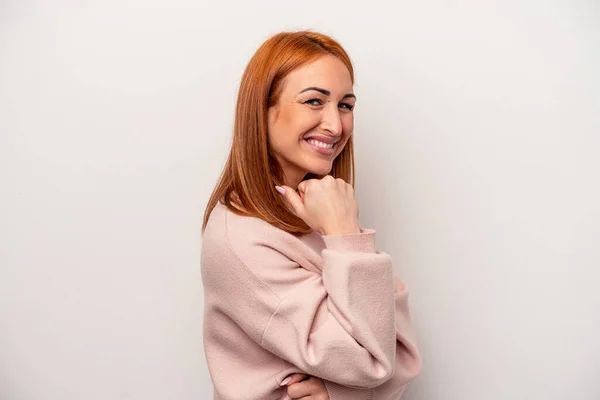 Młoda Kaukaska Kobieta Odizolowana Białym Tle Uśmiechnięta Szczęśliwa Pewna Siebie — Zdjęcie stockowe