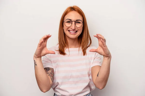 Jovem Mulher Caucasiana Isolado Fundo Branco Segurando Algo Com Palmas — Fotografia de Stock