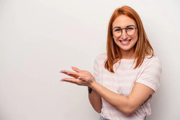 Mulher Caucasiana Jovem Isolado Fundo Branco Segurando Espaço Cópia Uma — Fotografia de Stock