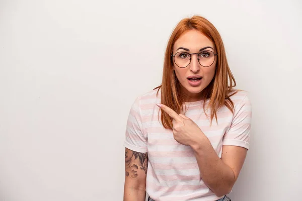 Mujer Joven Caucásica Aislada Sobre Fondo Blanco Apuntando Hacia Lado — Foto de Stock