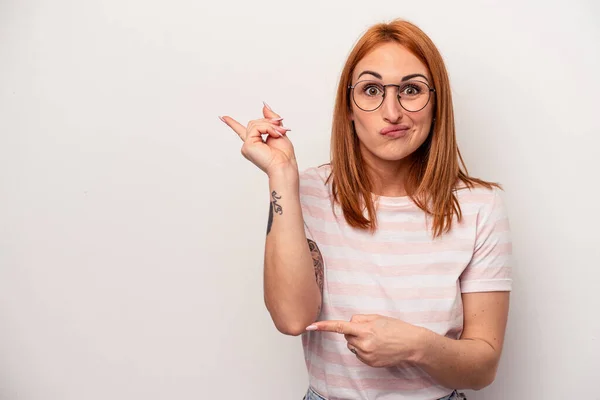 Mladá Běloška Žena Izolované Bílém Pozadí Šokované Ukazuje Ukazováčkem Kopírovací — Stock fotografie