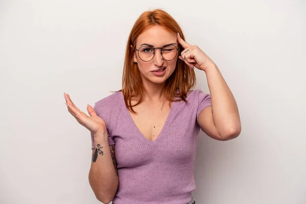 Mujer Joven Caucásica Aislada Sobre Fondo Blanco Mostrando Gesto Decepción — Foto de Stock