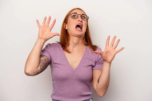 Mujer Caucásica Joven Aislada Sobre Fondo Blanco Gritando Cielo Mirando — Foto de Stock