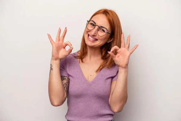 Jovem Mulher Caucasiana Isolado Fundo Branco Alegre Confiante Mostrando Gesto — Fotografia de Stock