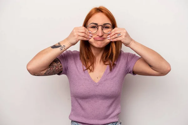 Young Caucasian Woman Isolated White Background Doubting Two Options — Stock Photo, Image