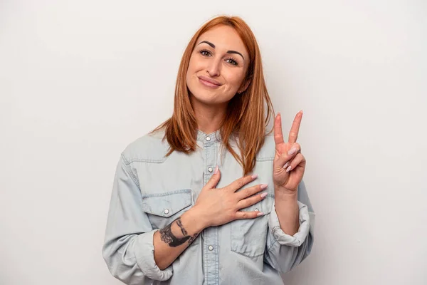 Mulher Caucasiana Jovem Isolado Fundo Branco Fazendo Juramento Colocando Mão — Fotografia de Stock