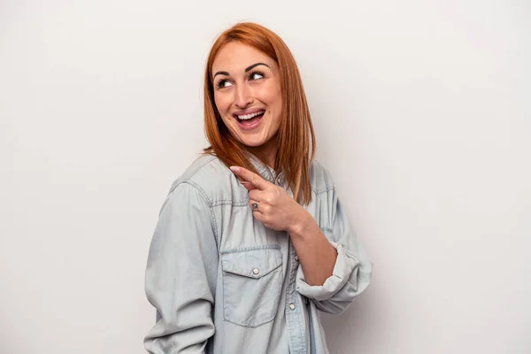 Joven Mujer Caucásica Aislada Sobre Fondo Blanco Mira Lado Sonriente —  Fotos de Stock