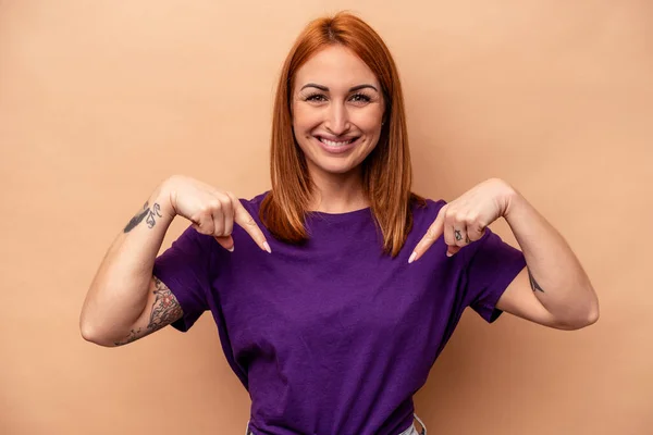 Mulher Branca Jovem Isolada Fundo Bege Aponta Para Baixo Com — Fotografia de Stock