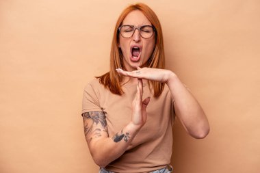 Beyazlı genç bir kadın bej arka planda izole edilmiş..