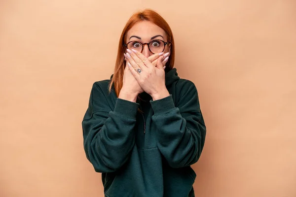Beyazlı Genç Bir Kadın Bej Arka Planda Izole Edilmiş Ağzını — Stok fotoğraf