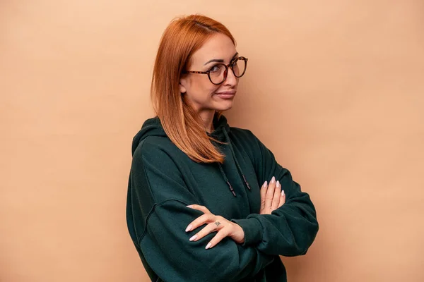 Ung Kaukasisk Kvinna Isolerad Beige Bakgrund Misstänksam Osäker Undersöka Dig — Stockfoto