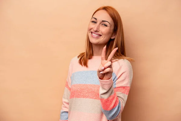 Jovem Caucasiana Isolada Fundo Bege Mostrando Sinal Vitória Sorrindo Amplamente — Fotografia de Stock