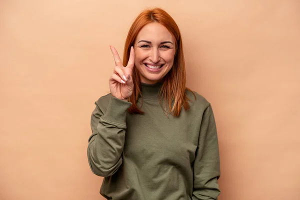 Młoda Kaukaska Kobieta Wyizolowana Beżowym Tle Pokazuje Numer Dwa Palcami — Zdjęcie stockowe