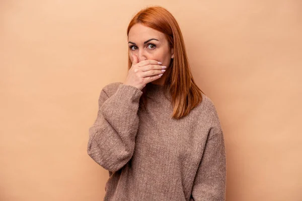 Beyazlı Genç Bir Kadın Bej Arka Planda Izole Edilmiş Ağzı — Stok fotoğraf