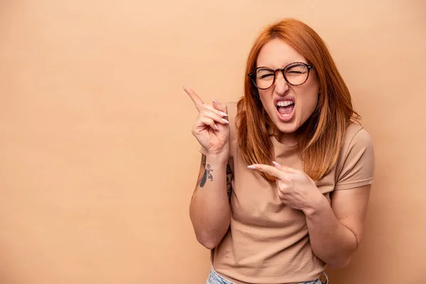 Beyaz Tenli Genç Bir Kadın Bej Arka Planda Izole Edilmiş — Stok fotoğraf