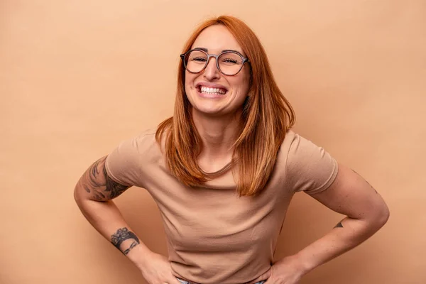 Genç Beyaz Kadın Bej Arka Planda Izole Edilmiş Mutlu Güler — Stok fotoğraf