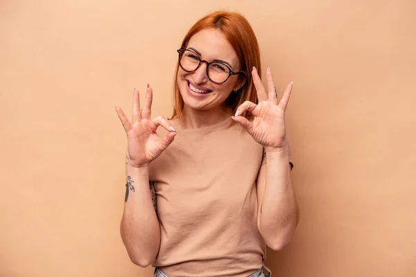 Mladý Kavkazský Žena Izolovaný Béžové Pozadí Veselý Sebejistý Ukazující Gesto — Stock fotografie