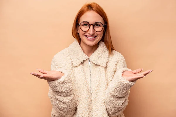 Mujer Joven Caucásica Aislada Sobre Fondo Beige Hace Escala Con —  Fotos de Stock