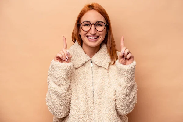 Beyazlı Genç Bir Kadın Bej Arka Planda Izole Edilmiş Parmağı — Stok fotoğraf