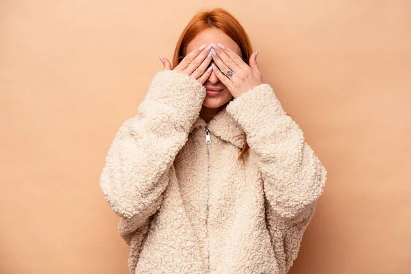 Mujer Joven Caucásica Aislada Sobre Fondo Beige Asustada Cubriendo Los — Foto de Stock