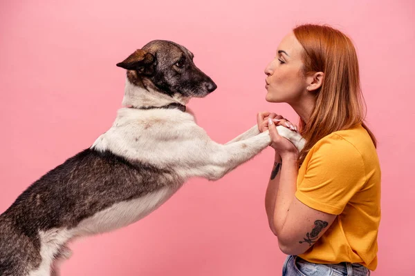 Mulher Caucasiana Jovem Com Seu Cão Isolado Fundo Rosa — Fotografia de Stock