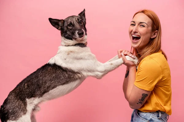 Mulher Caucasiana Jovem Com Seu Cão Isolado Fundo Rosa — Fotografia de Stock