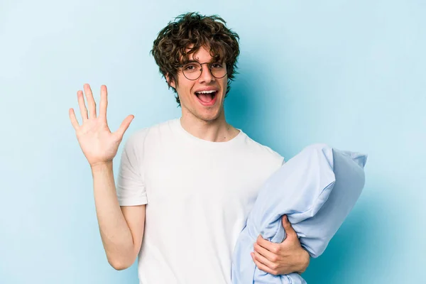 Joven Hombre Caucásico Llevando Pijama Sosteniendo Almohada Aislada Sobre Fondo — Foto de Stock