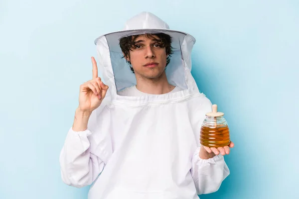 Young Caucasian Beekeeper Man Isolated Blue Background Pointing Temple Finger — Stock Photo, Image