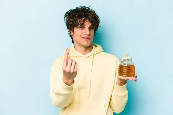 Jonge Blanke Man Met Honing Geïsoleerd Blauwe Achtergrond Wijzend Met — Stockfoto