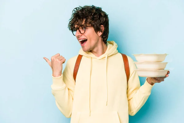 Jovem Estudante Caucasiano Segurando Tupperware Isolado Pontos Fundo Azul Com — Fotografia de Stock