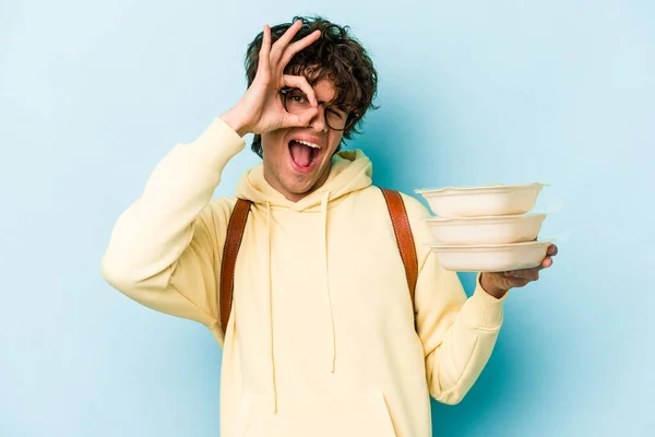 Jovem Estudante Caucasiano Homem Segurando Tupperware Isolado Fundo Azul Animado — Fotografia de Stock