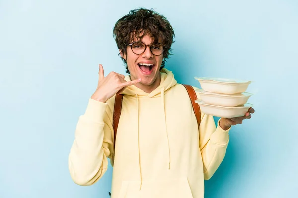 Jovem Estudante Caucasiano Segurando Tupperware Isolado Fundo Azul Mostrando Gesto — Fotografia de Stock