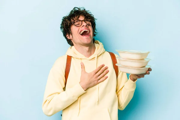 Jeune Étudiant Caucasien Homme Tenant Tupperware Isolé Sur Fond Bleu — Photo