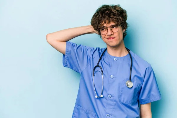 Jonge Blanke Verpleegkundige Man Geïsoleerd Blauwe Achtergrond Aanraken Achterkant Van — Stockfoto