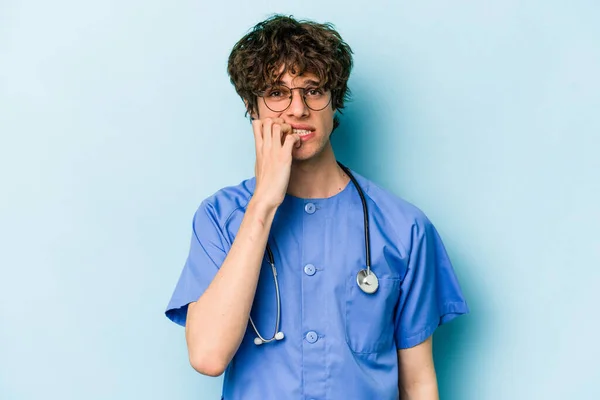 Jonge Blanke Verpleegkundige Man Geïsoleerd Blauwe Achtergrond Bijten Nagels Nerveus — Stockfoto