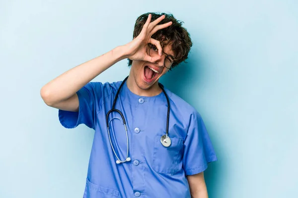 Jonge Kaukasische Verpleegkundige Man Geïsoleerd Blauwe Achtergrond Opgewonden Houden Gebaar — Stockfoto