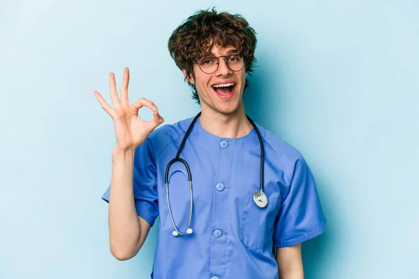 Young Caucasian Nurse Man Isolated Blue Background Cheerful Confident Showing — Stock Photo, Image