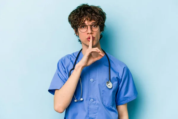 Ung Kaukasiska Sjuksköterska Man Isolerad Blå Bakgrund Att Hålla Hemlighet — Stockfoto