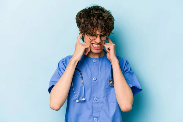 若いです白人看護師男隔離上の青の背景カバー耳で手 — ストック写真