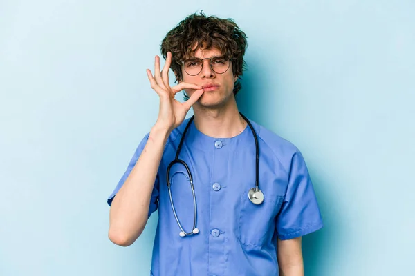Ung Kaukasiska Sjuksköterska Man Isolerad Blå Bakgrund Med Fingrar Läppar — Stockfoto