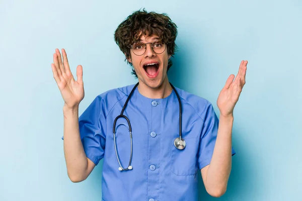 Jonge Kaukasische Verpleegkundige Man Geïsoleerd Blauwe Achtergrond Ontvangt Een Aangename — Stockfoto