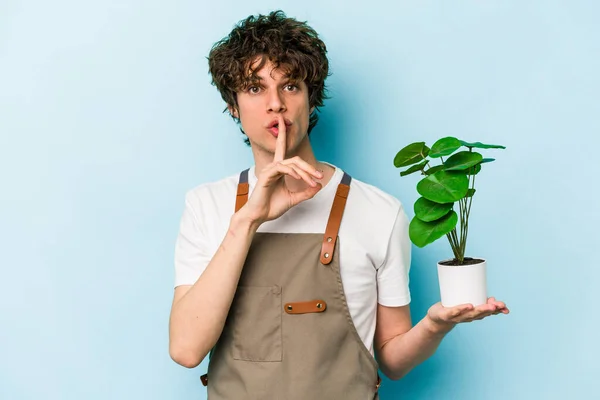 Jonge Tuinman Kaukasische Man Die Een Plant Geïsoleerd Houdt Blauwe — Stockfoto