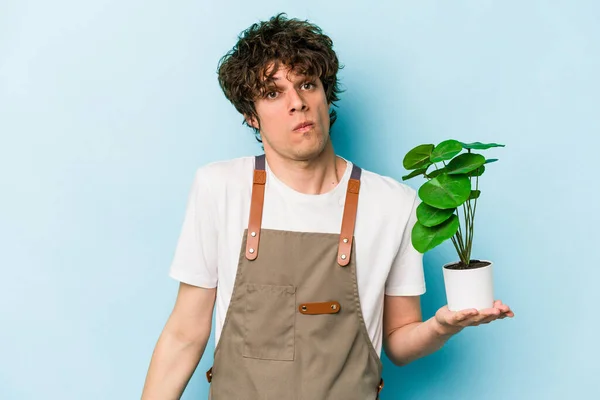 Genç Bahçıvan Beyaz Bir Adam Mavi Arka Planda Izole Edilmiş — Stok fotoğraf