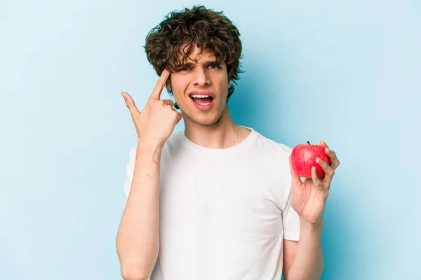 배경에 고립된 사과를 인디오 청년은 집게손가락으로 스러운 몸짓을 — 스톡 사진