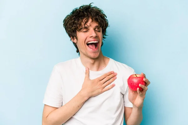 배경에 고립된 사과를 코카서스 남자가 소리로 웃는다 — 스톡 사진