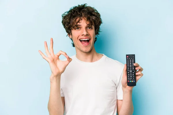 Young Caucasian Man Holding Controller Isolated Blue Background Cheerful Confident — 스톡 사진