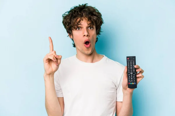 Young Caucasian Man Holding Controller Isolated Blue Background Having Idea — 스톡 사진