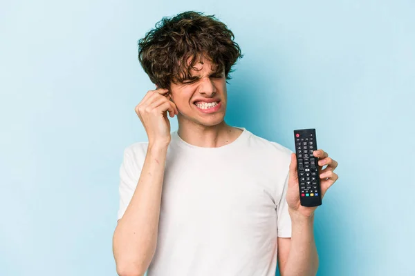 Young Caucasian Man Holding Controller Isolated Blue Background Covering Ears — 스톡 사진